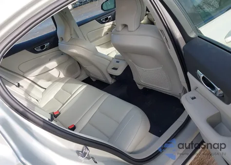 2022 Volvo S60 B5 Momentum z USA, uszkodzony, nr VIN 7JRL12TZ6NG162330